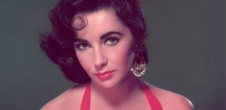 Imagen de Elizabeth Taylor enfundada en un traje de baño rojo con lentejuelas en el frente (1953)