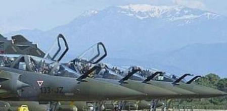 Un grupo de aviones cazas franceses Mirage que participan en los ataques aliados contra Gadafi en Libia