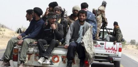 Rebeldes libios se dirigen a Brega para huir de la contraofensiva del líder libio Muamar el Gadafi.