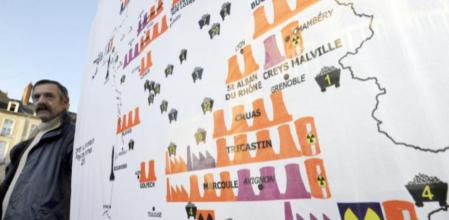 Un hombre sostiene un mapa de las centrales nucleares en Francia durante una manifestación antinuclear en París