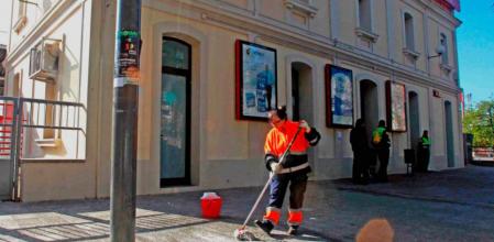Una trabajadora limpia las manchas de sangre en el lugar donde un vigilante del servicio de seguridad de la estación de Renfe de Castelldefels ha resultado muerto