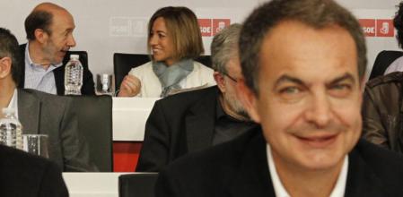 Los anuncios abren la puerta al relevo con Rubalcaba, pero sin cerrársela a Chacón