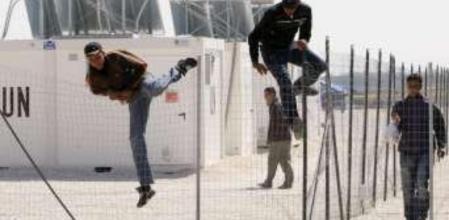 Tunecinos evacuados de Lampedusa escapando ayer del campamento de Manduria, en Apulia