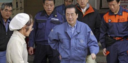 El primer ministro Naoto Kan visita la zona devastada por el tsunami