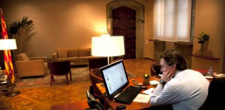 El president de la Generalitat, Artur Mas, trabajando en su depacho