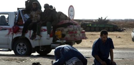 Rebeldes libio rezan en las afueras de Ajdabiya.