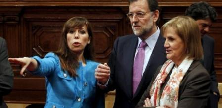El presidente del Partido Popular (PP), Mariano Rajoy, acompañado de su homóloga en Cataluña, Alícia Sánchez-Camacho, y la presidenta del Parlament, Nuria de Gispert, durante la visita que ha realizado esta mañana a la cámara catalana.