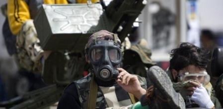 Las tropas rebeldes abandonan la localidad de Ajdabiya, cerca de la línea de frente del conflicto libio