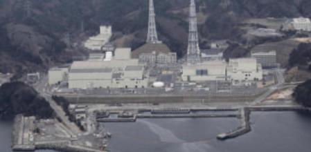 Imagen de la central nuclear de Onagawa que ayer sufrió las consecuencias del terremoto de 7,4 que asoló el nordeste de Japón