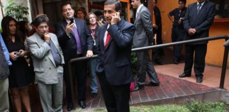 El líder nacionalista de izquierdas y candidato a la presidencia de Perú, Ollanta Humala, que ha cambiado hasta su forma de vestir, tras una rueda de prensa celebrada el viernes en Lima