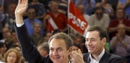 José Luis Rodríguez Zapatero en el mitin de hoy domingo del PSOE en Alcalá de Henares, acompañado por Tomás Gómez