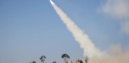 Los rebeldes atacan a las tropas del régimen libio en las afueras de la ciudad de Ajdabiya