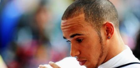 El británico fue sancionado con 20 segundos por cambiar de dirección en la recta en tres ocasiones para evitar ser adelantado por Alonso