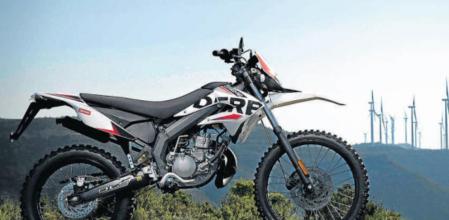 La sensación de robustez, combinada con la esbeltez y su incontestable ligereza, hacen de la Derbi Senda DRD un modelo ideal para los jóvenes que buscan diversión en todo momento