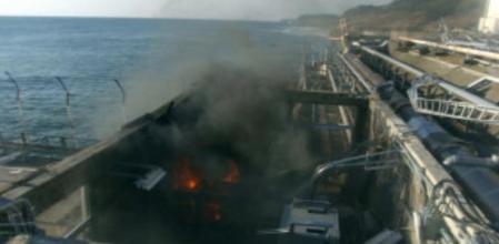 Imagen de una parte de la central nuclear de Fukushima en fuego