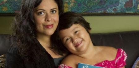 Maya Soetoro-Ng, la hermana del presidente de Estados Unidos, Barak Obama, junto a su hija Suhaila en la casa de ambas