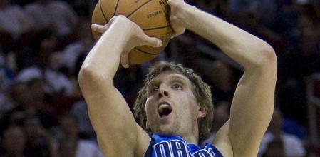 Nowitzki ensaya el lanzamiento exterior ante los Rockets