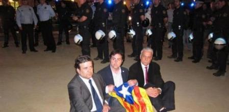 Los tres diputados de SI, que participaban en la protesta, los únicos que no han sido desalojados