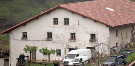 Agentes de la Guardia Civil registran el caserío de Jon Aitor Esnaola Dorronsoro, uno de los dos presuntos miembros de ETA detenidos en Legorreta (Guipúzcoa), al que se acusa junto a su hermano Igor de ser miembros del aparato de logística, encargados de distribuir armas y explosivos al resto de la banda.