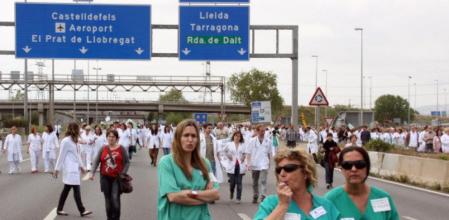 El equipo sanitario del Hospital de Bellvitge en la Gran Vía en l'Hospitalet del Llobregat en su protesta contra los recortes planteados para la sanidad pública