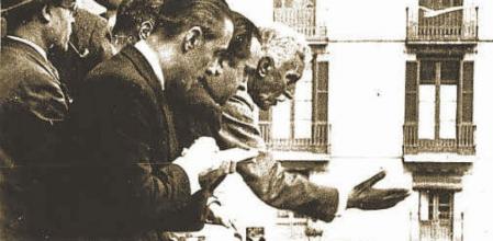 Francesc Macià proclama el Estat Català desde el balcón del palacio de la Generalitat