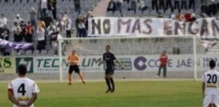 Imagen de una protesta de jugadores de Segunda B con pancartas del público para pedir que se mantenga la categoría