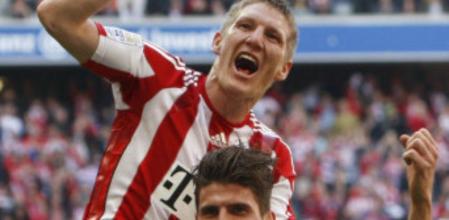 Mario Gomez y Bastian Schweinsteiger celebran uno de los goles de su equipo
