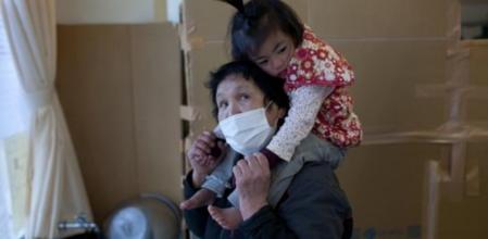 Chiiko Nakanome, de 70 años, superviviente del tsunami, cuida de su nieta en la prefectura de Iwate.