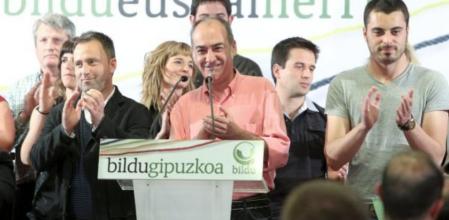 El ex redactor jefe de Egin, Martin Garitano (c), junto a los candidatos de la coalición Bildu, Iñaki Agirrezabalaga (i), y Ander Rodriguez (d), durante la presentación de sus candidaturas a las Juntas Generales de Guipúzcoa y al Ayuntamiento de San Sebastián