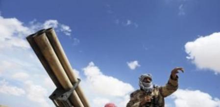 Imagen de un grupo de rebeldes tomando posiciones hoy a las afueras de Misrata antes de enfrentarse a las tropas de Gadafi en Libia