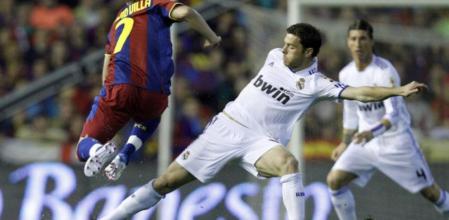 David Villa salta en una entrada de Xabi Alonso durante la final de la Copa del Rey de fútbol en Valencia