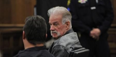 Terry Jones escucha el veredicto del jurado.