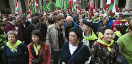 La red Independentistak, de la que forman parte, entre otros, miembros de la izquierda abertzale y de EA, ha celebrado en Gernika (Vizcaya) el Aberri Eguna bajo el lema 'Argi berdea independentziari' (Luz verde a la independencia)