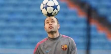 El centrocampista del FC Barcelona Andrés Iniesta, durante el entrenamiento que el club ha llevado a cabo hoy en el estadio Santiago Bernabéu de la capital, para preparar el partido de ida de las semifinales de la Liga de Campeones que mañana disputarán frente al Real Madrid