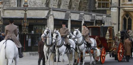 El carruaje real recorre las calles como ensayo para el día de la boda