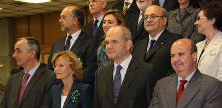 Mas-Colell, en la segunda fila, se fotografía junto a Salgado, Chaves, Ocaña y el resto de consejeros de economía de las comunidades autónomas