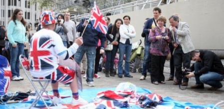 Miles de curiosos se concentran desde hace días a las puertas de la Abadía de Westminster