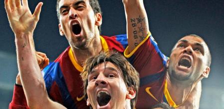 Busquets, Messi y Alves celebran el segundo gol en el Santiago Bernabeu ante el Real Madrid, en el partido de ida de la semifinal de la Liga de Campeones