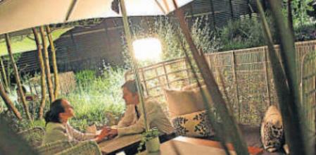 Mirador sobre la ciudad. La terraza del Claris no cierra en todo el año