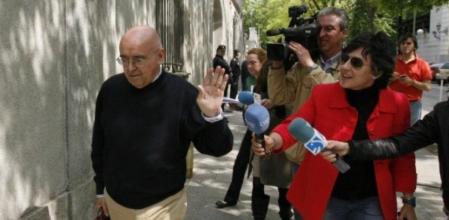 El procurador de la defensa de Bildu, a las puertas del Tribunal Supremo para presentar las alegaciones de esta coalición contra la impugnación de sus candidaturas por parte de la Fiscalía y la Abogacía General del Estado, cinco minutos antes de que venciera el plazo