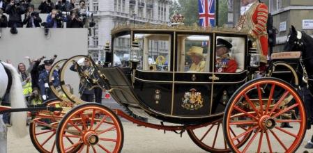 La reina IsabelII de Inglaterra y el duque de Edimburgo dirigiéndose en carroza al palacio de Buckingham tras la boda del príncipe Guillermo y Catalina, nuevos duques de Cambridge
