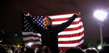 Alegría patriótica en la valla de la Casa Blanca.