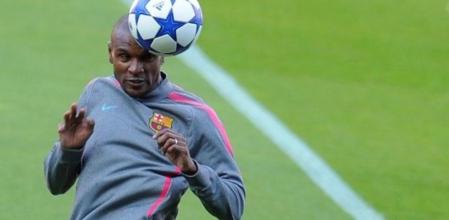 El francés Eric Abidal ha entrenado con normalidad con el grupo este lunes en el Camp Nou