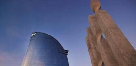 Contrapicado de la entrada del hotel W Barcelona