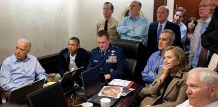 Fotografía cedida del presidente de EE.UU., Barack Obama, el vicepresidente, Joe Biden, y la secretaria de Estado, Hillary Clinton, acompañados por los miembros del equipo de Seguridad nacional recibiendo una actualización sobre la misión contra Osama bin Laden en la noche del 1 de mayo de 2011, en la Sala de Situación de la Casa Blanca en Washington DC.