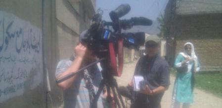 Una foto colgada por Sohaib Athar en su cuenta de Twitter en la que se puede ver el 'desembarco' de los medios de comunicación.