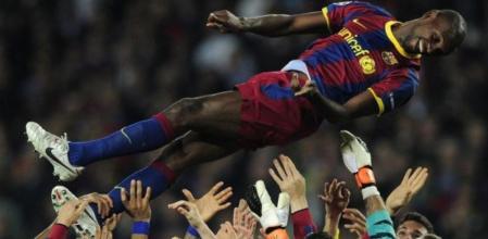 Los jugadores del Barça mantearon a Abidal
