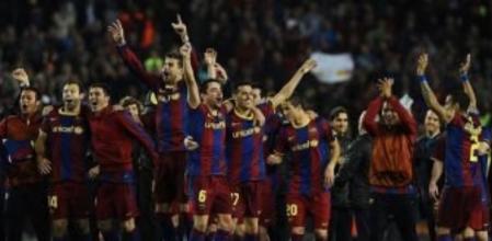 Los juadores del Barça celebran la victoria sobre el césped del Camp Nou
