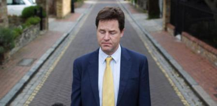 El líder del partido Liberal Demócrata, Nick Clegg, habla con los periodistas tras conocer los malos resultados electorales