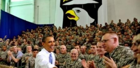 Barack Obama visita la base de Kentucky de la que salió el comando que mató a Bin Laden.